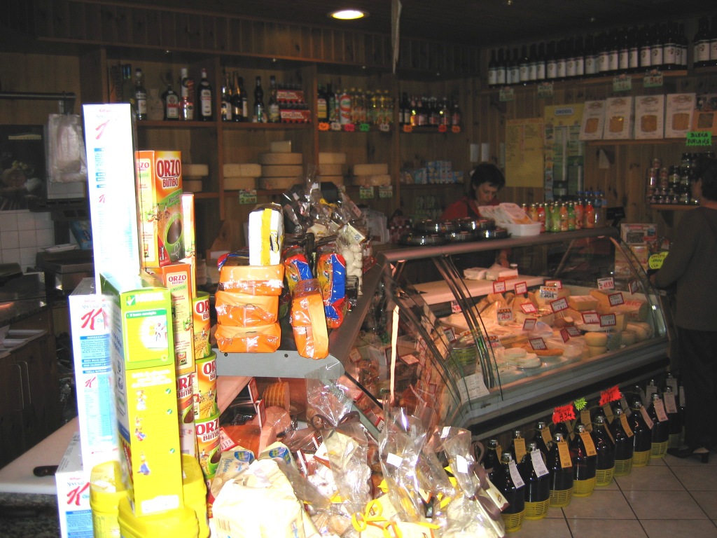 L'interno dell'attuale negozio di alimentari